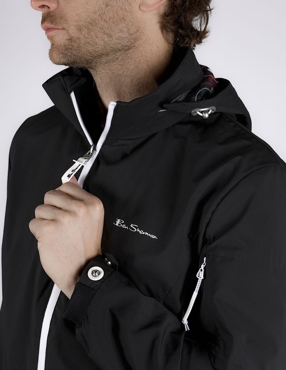 Chamarra rompevientos Ben Sherman capucha y bolsa para hombre