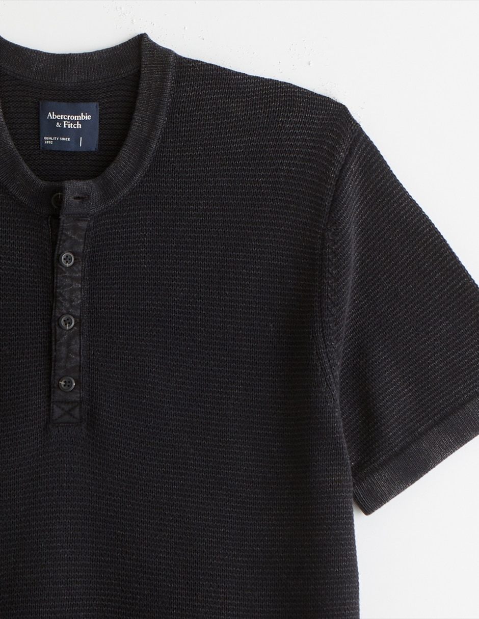 Playera cuello henley para hombre 2