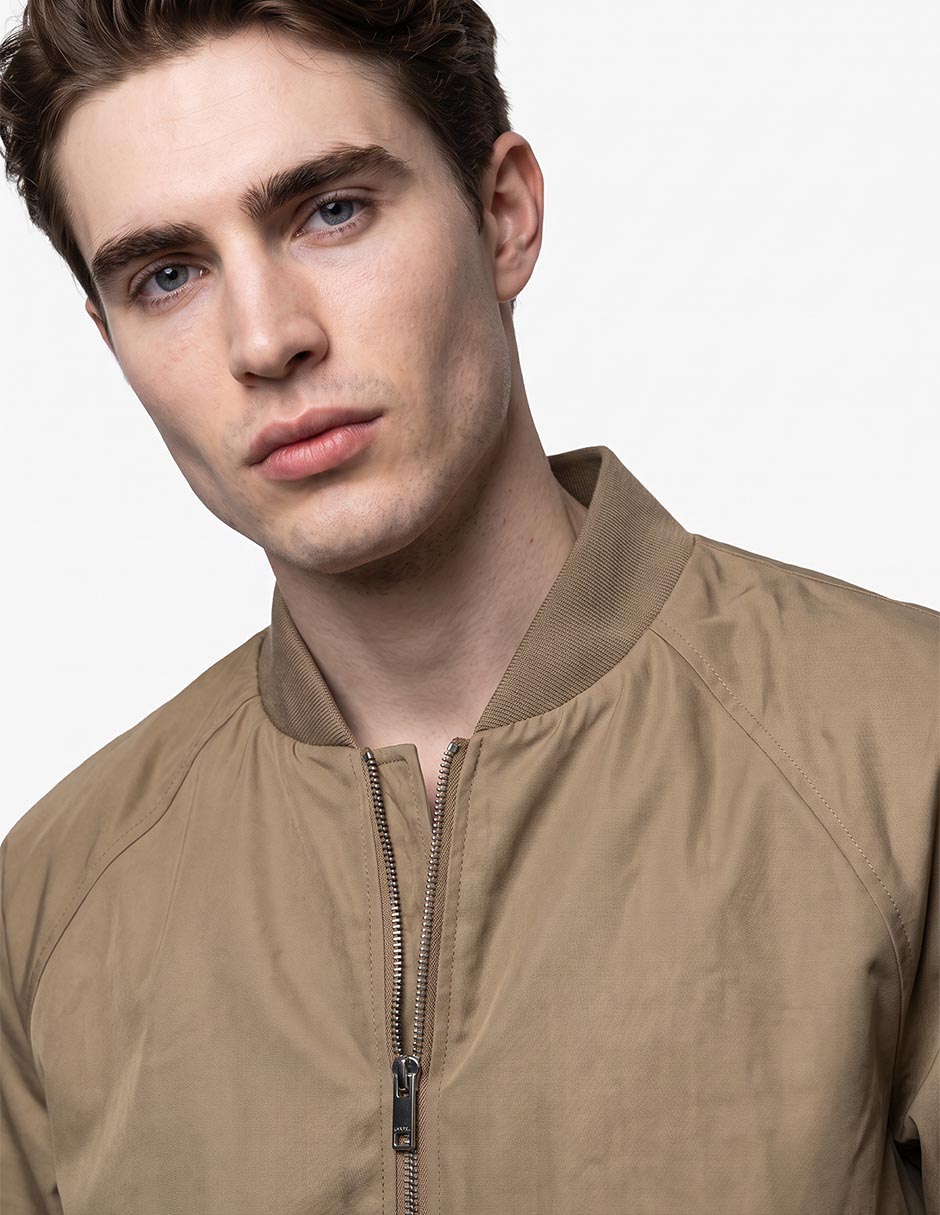 Chamarra bomber con bolsillos para hombre 2